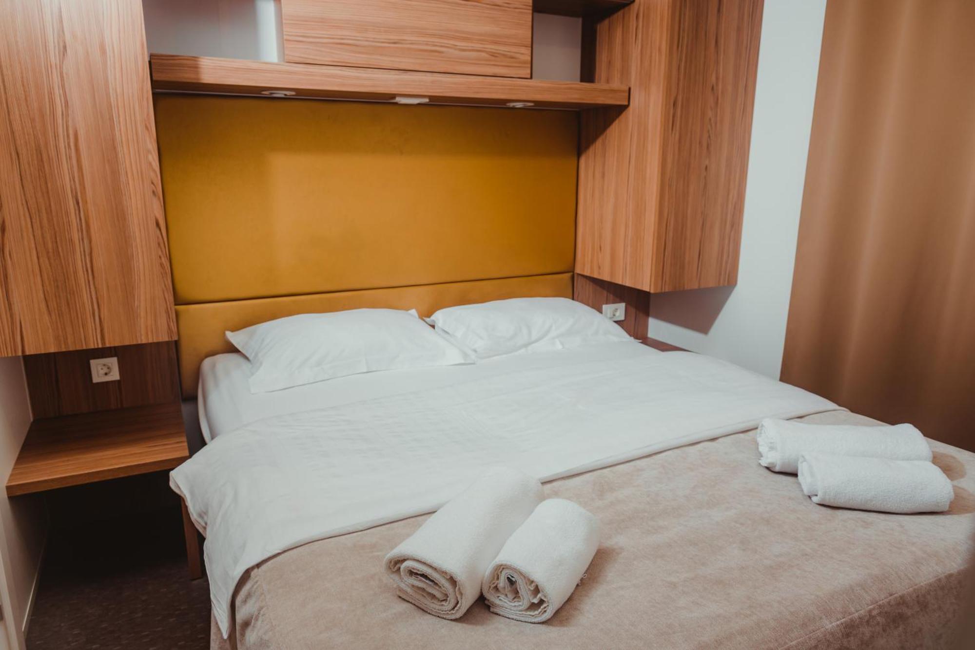 Poseidon Mobile Home Resort Макарска Екстериор снимка